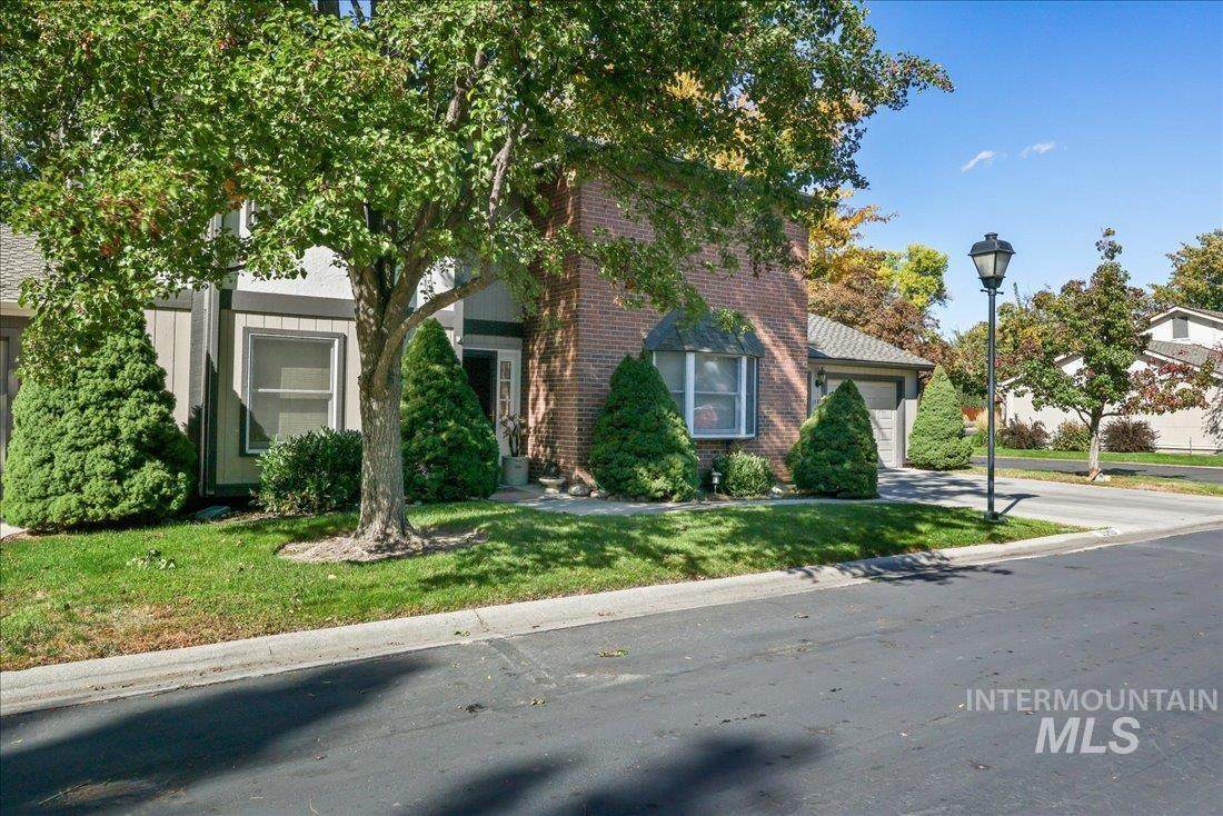 1549 Lenz Lane - Photo 1