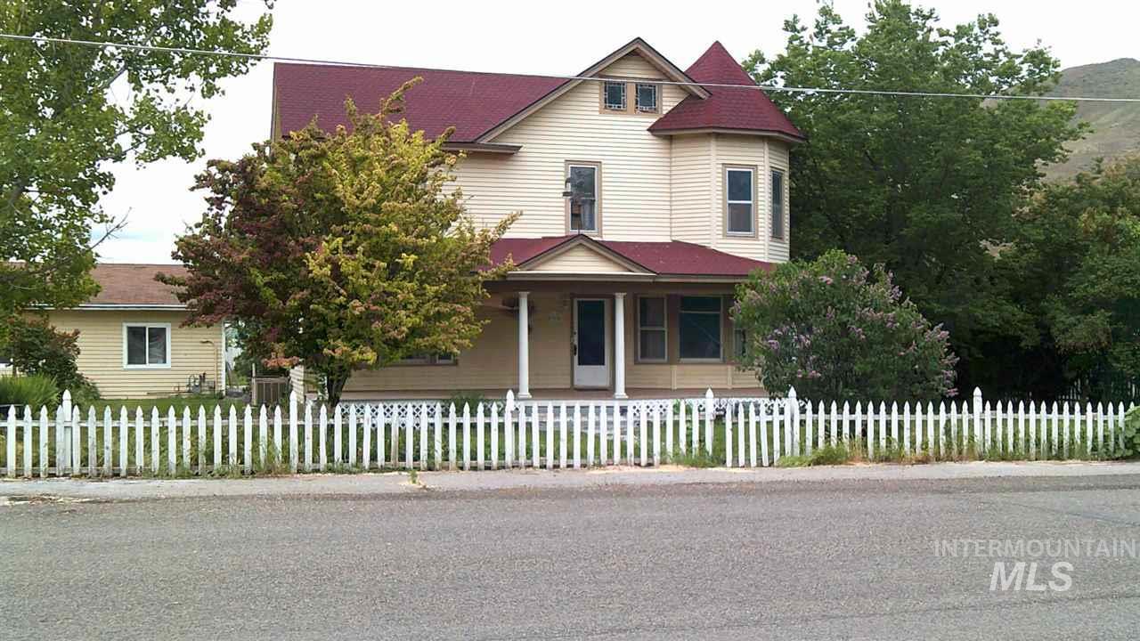 484 10th - Photo 1