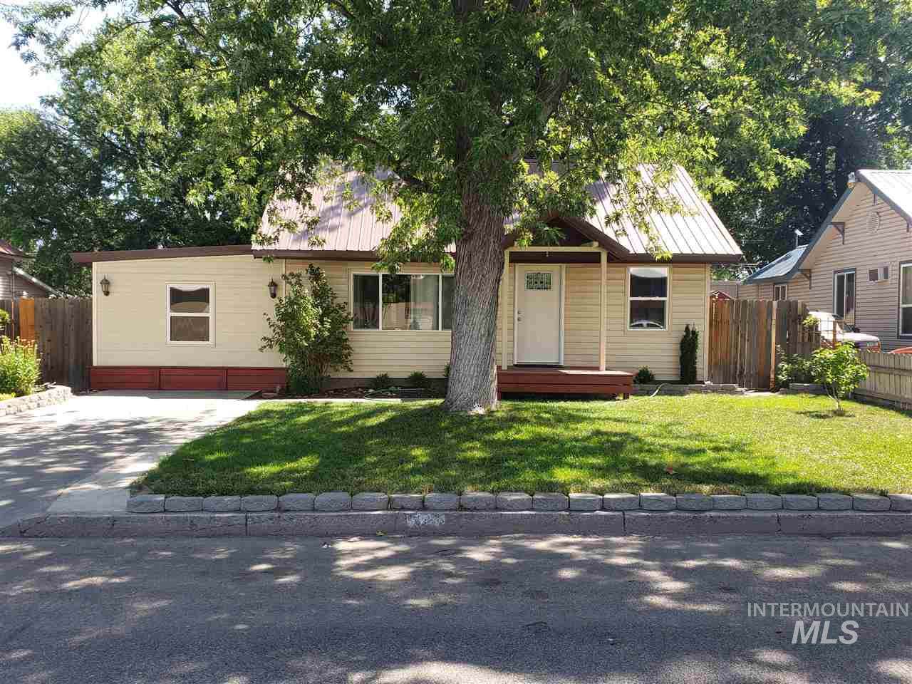 630 5th St - Photo 1