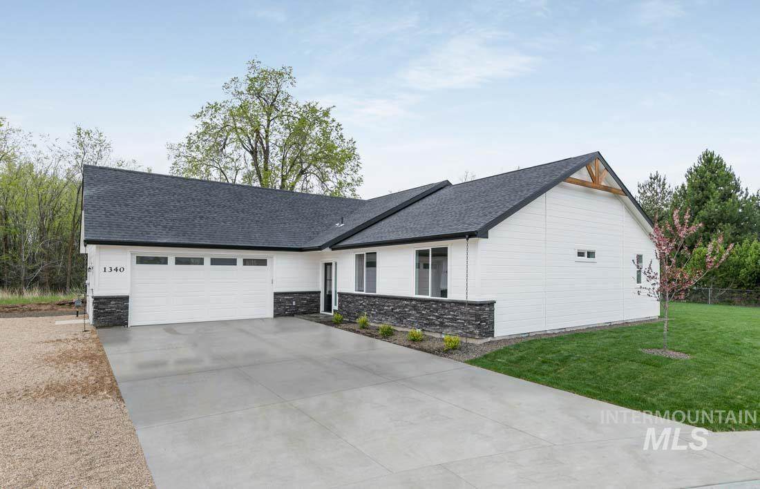 1340 Jolly Roger Ave - Photo 1