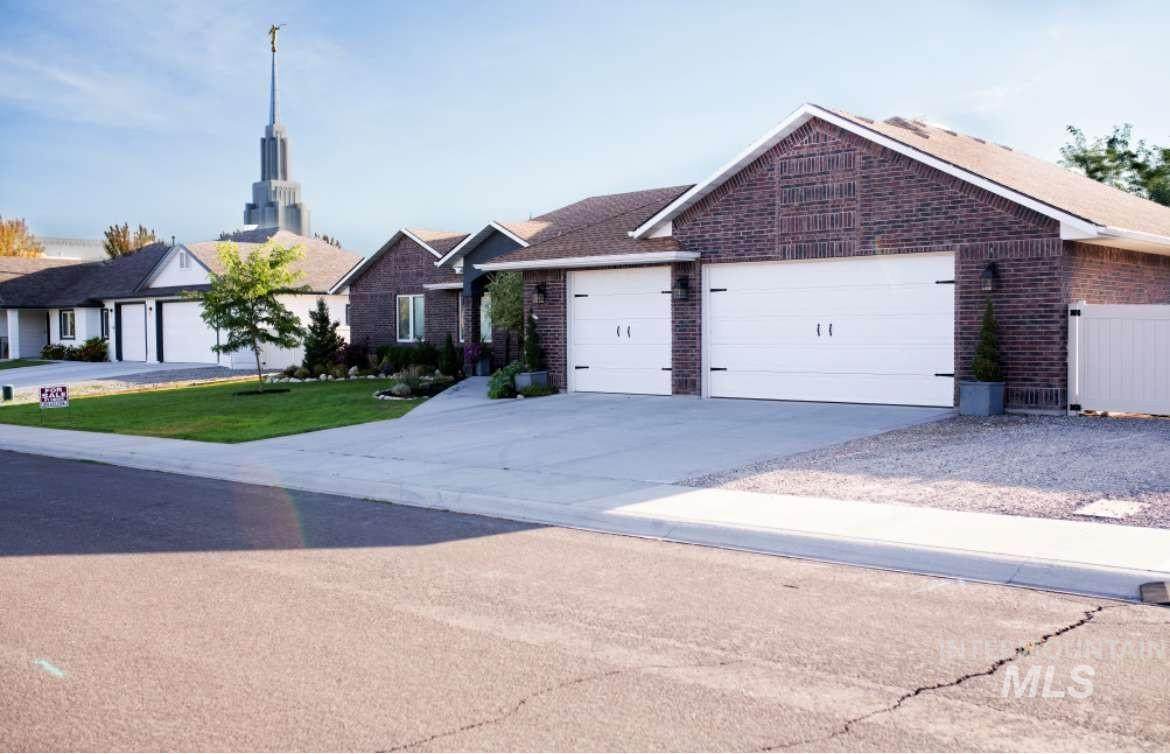 1348 Young Cir - Photo 1