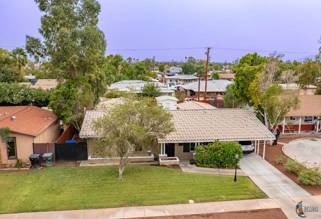 1537 Elm Ave - Photo 1