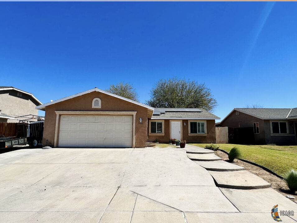 1130 Pecan St - Photo 1