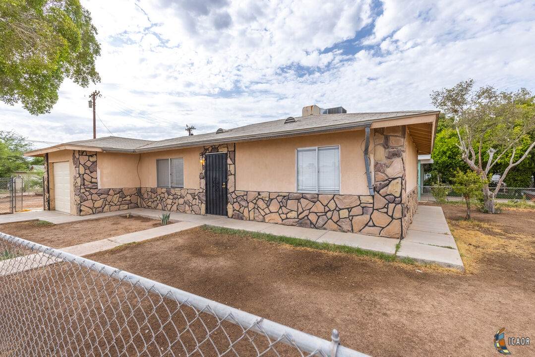1060 Leonard St - Photo 1