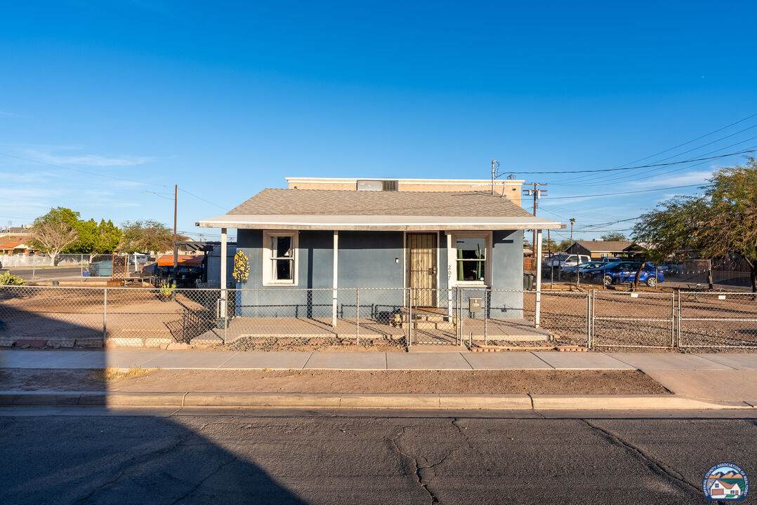 207 New St - Photo 1