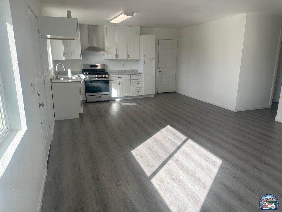 961 Lincoln St - Photo 1