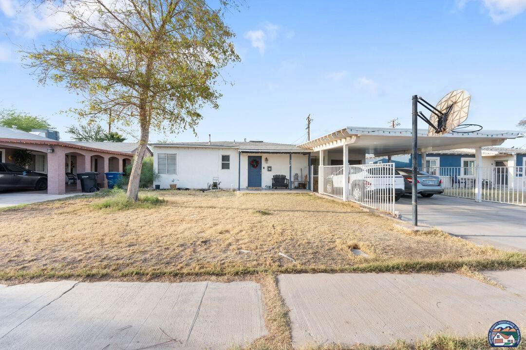 552 Yucca Dr - Photo 1