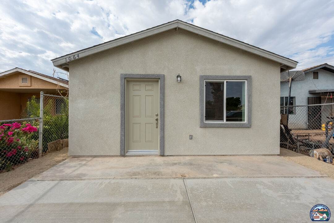 1064 Ea B St - Photo 1