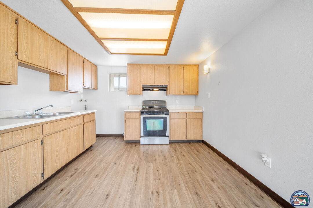 694 Stanley Pl - Photo 1