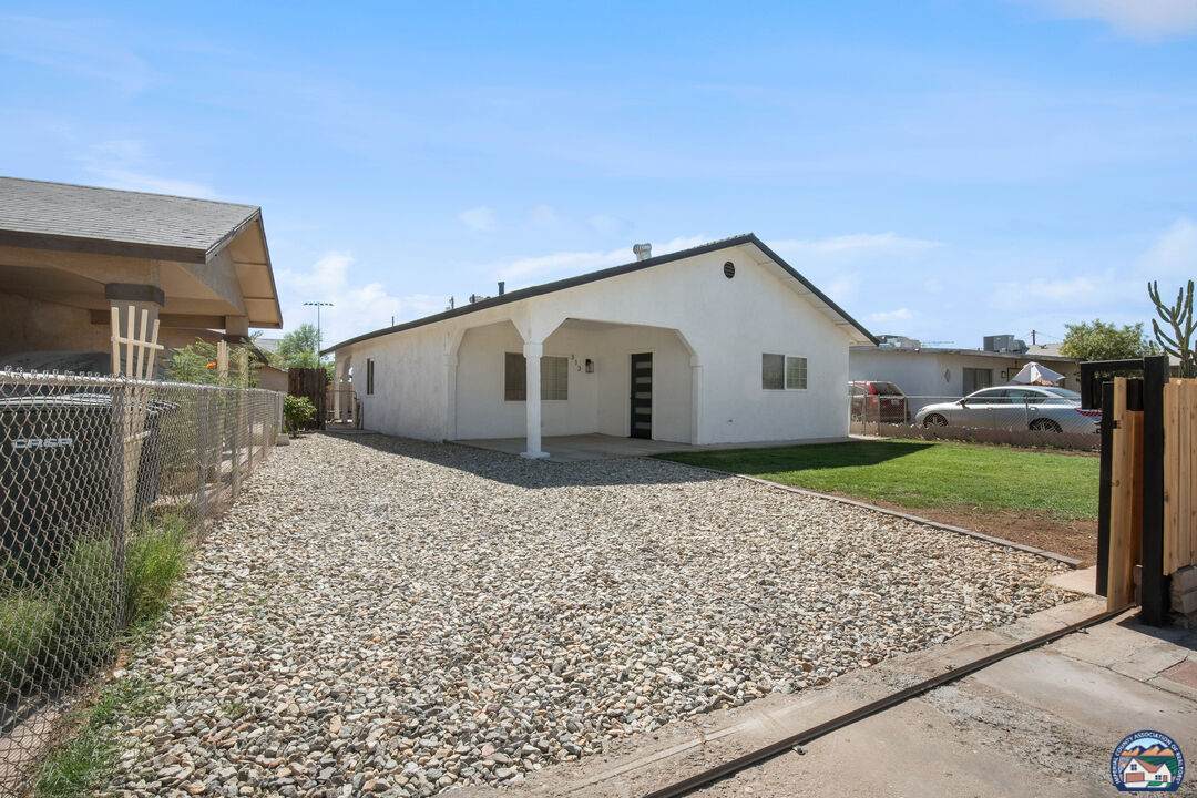 313 Magnolia Ave - Photo 1