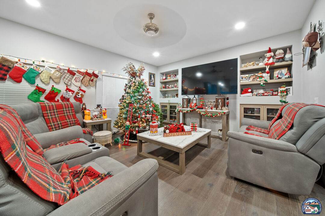 657 Cactus St - Photo 1