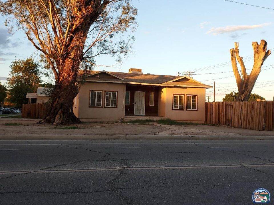 696 Gilmour St - Photo 1