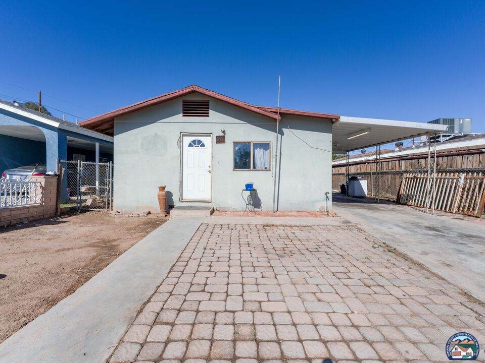 911 Ivy St - Photo 1