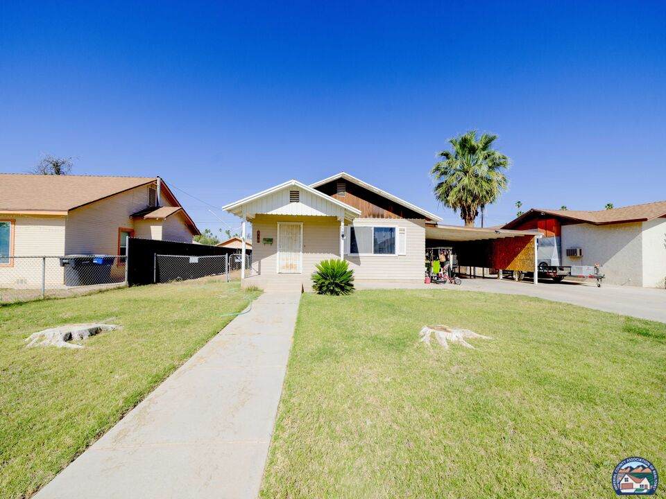 561-561 1/2 Orange Ave - Photo 1