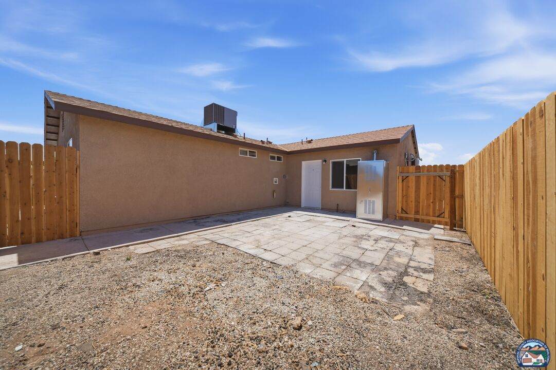 1077 Wozencraft St - Photo 1