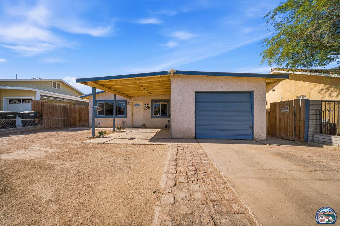 576 Vine St - Photo 1