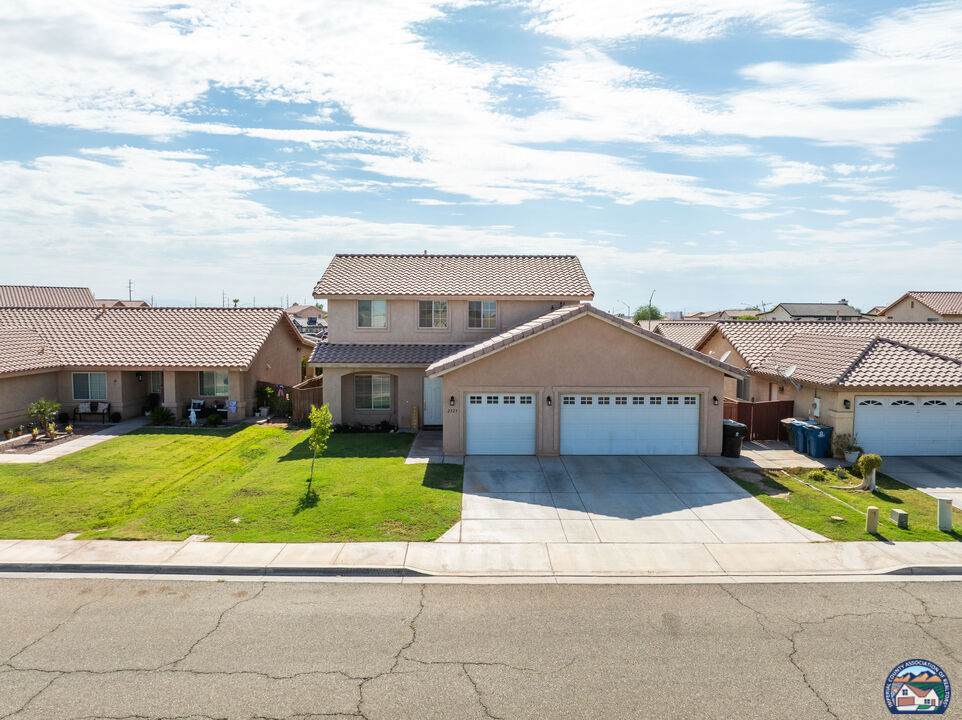2323 Victoria Ct - Photo 1