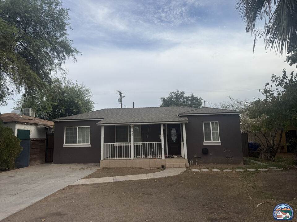 1027 Heil Ave - Photo 1