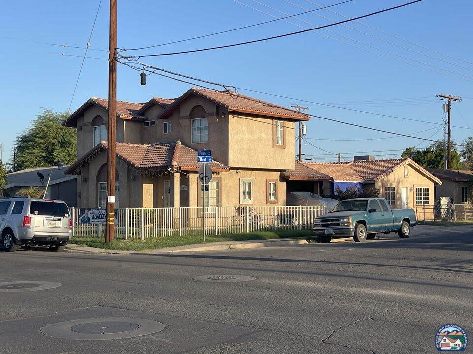 902 5th St - Photo 1