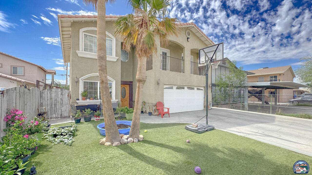 920 4TH St - Photo 1