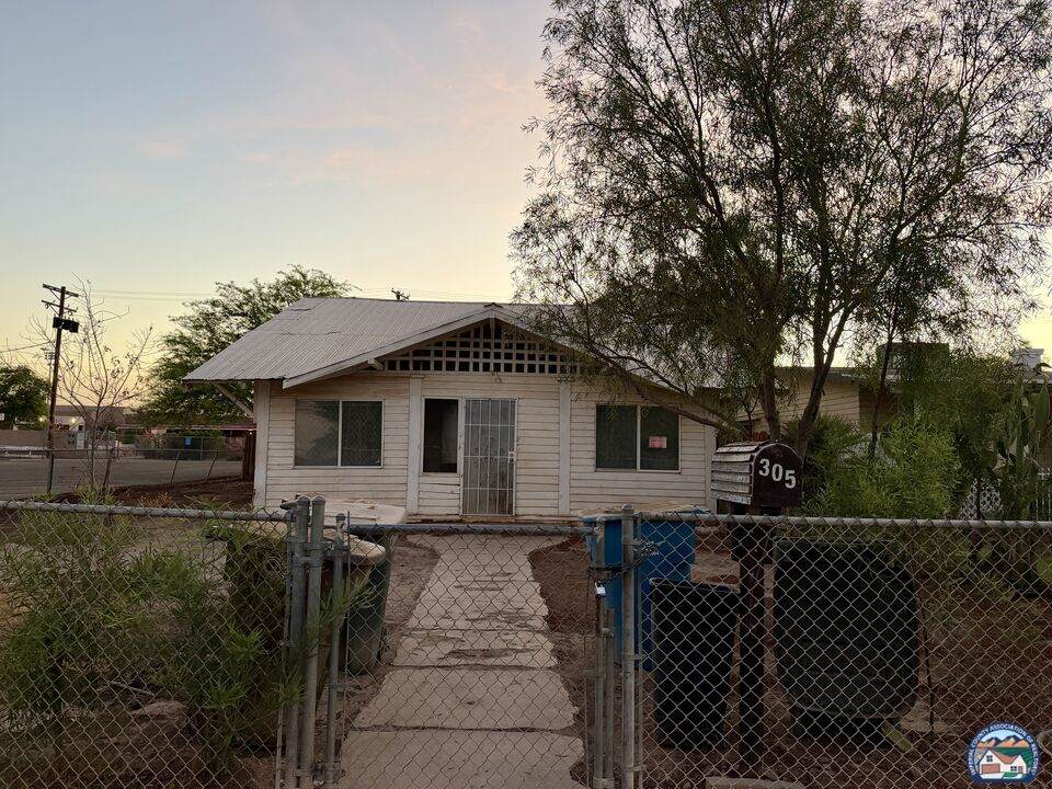 305 E St - Photo 1