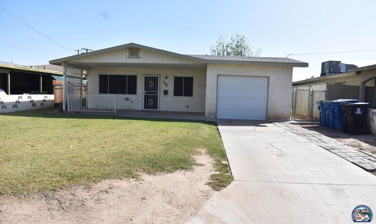 680 5th St - Photo 1