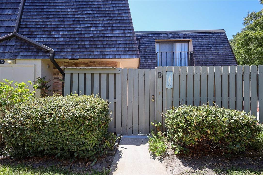 370 Waverly Place - Photo 1