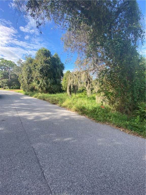 000 Honeysuckle Dr. - Photo 1