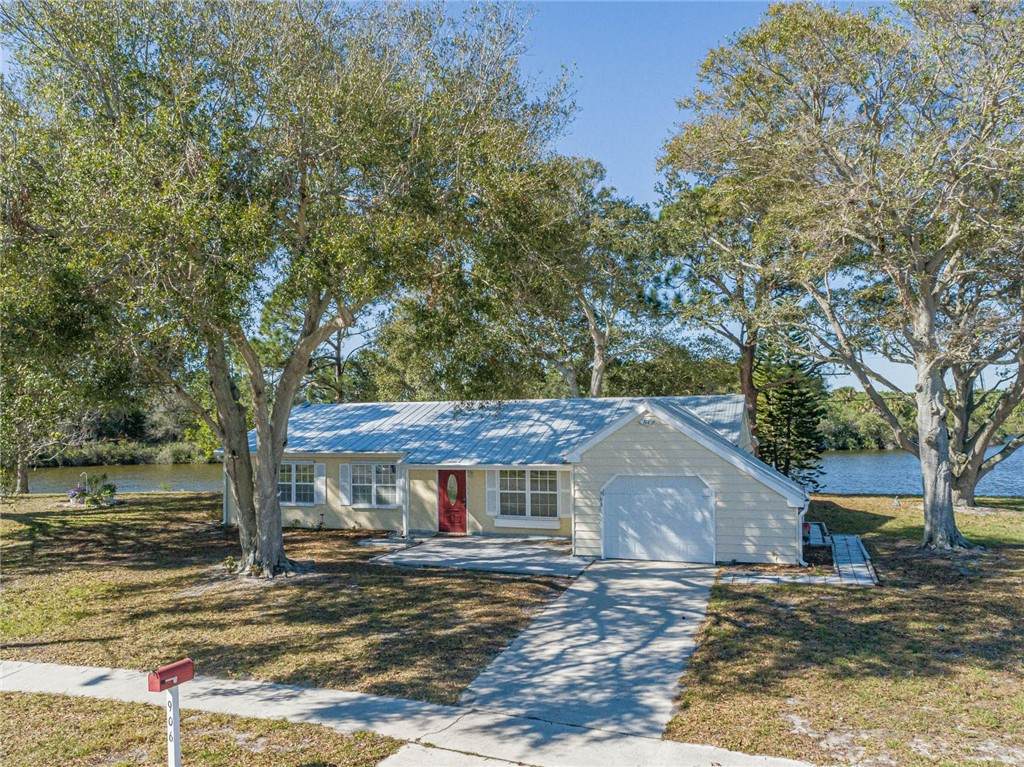 906 Canal Circle - Photo 1