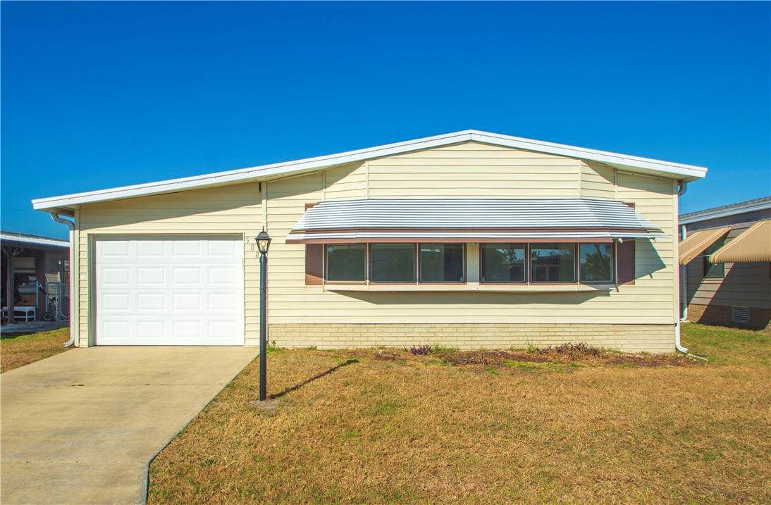 908 Oleander Circle - Photo 1