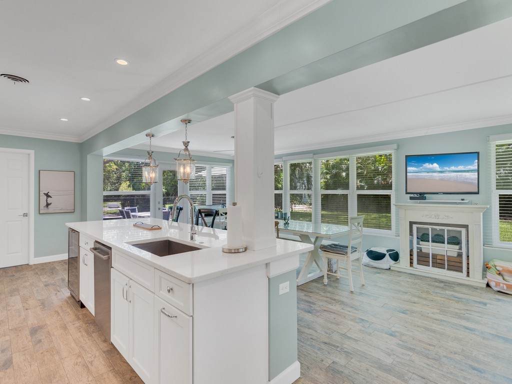 706 Iris Lane - Photo 1