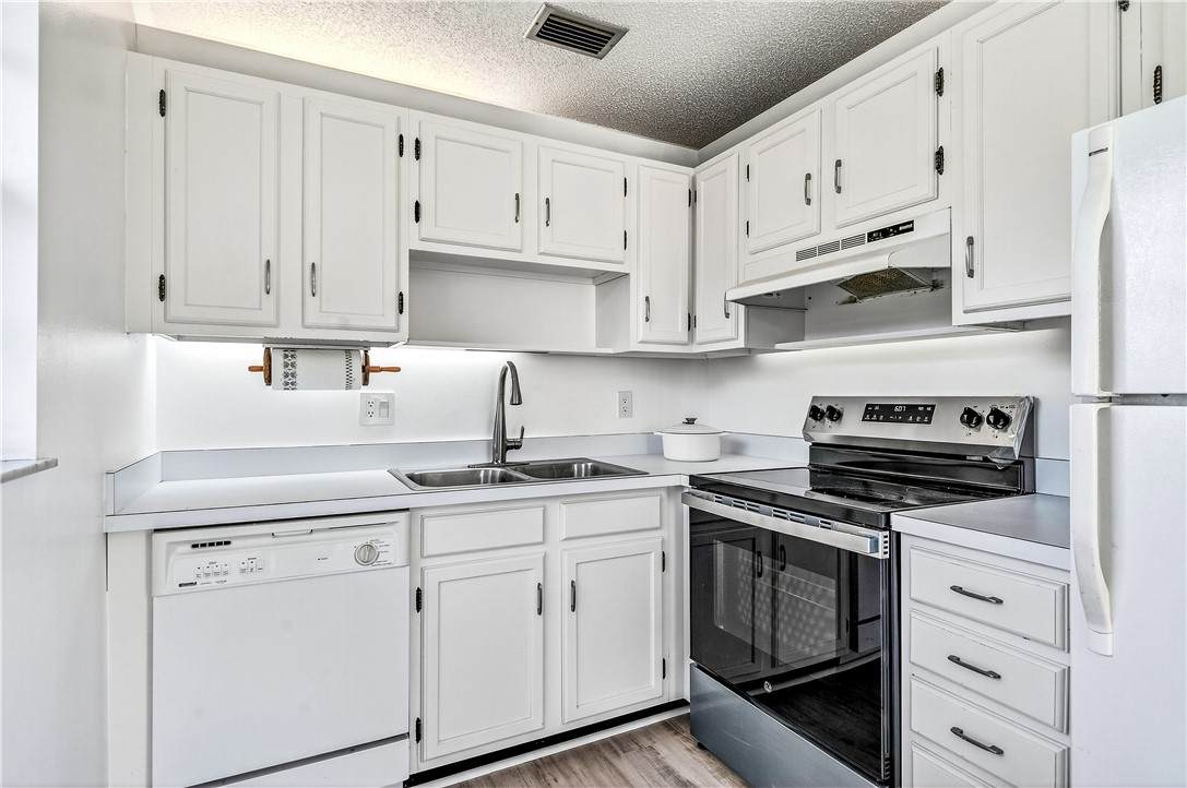 102 Royal Oak Drive - Photo 1