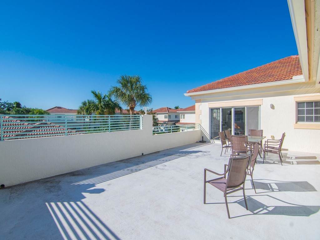 520 7th Square - Photo 1