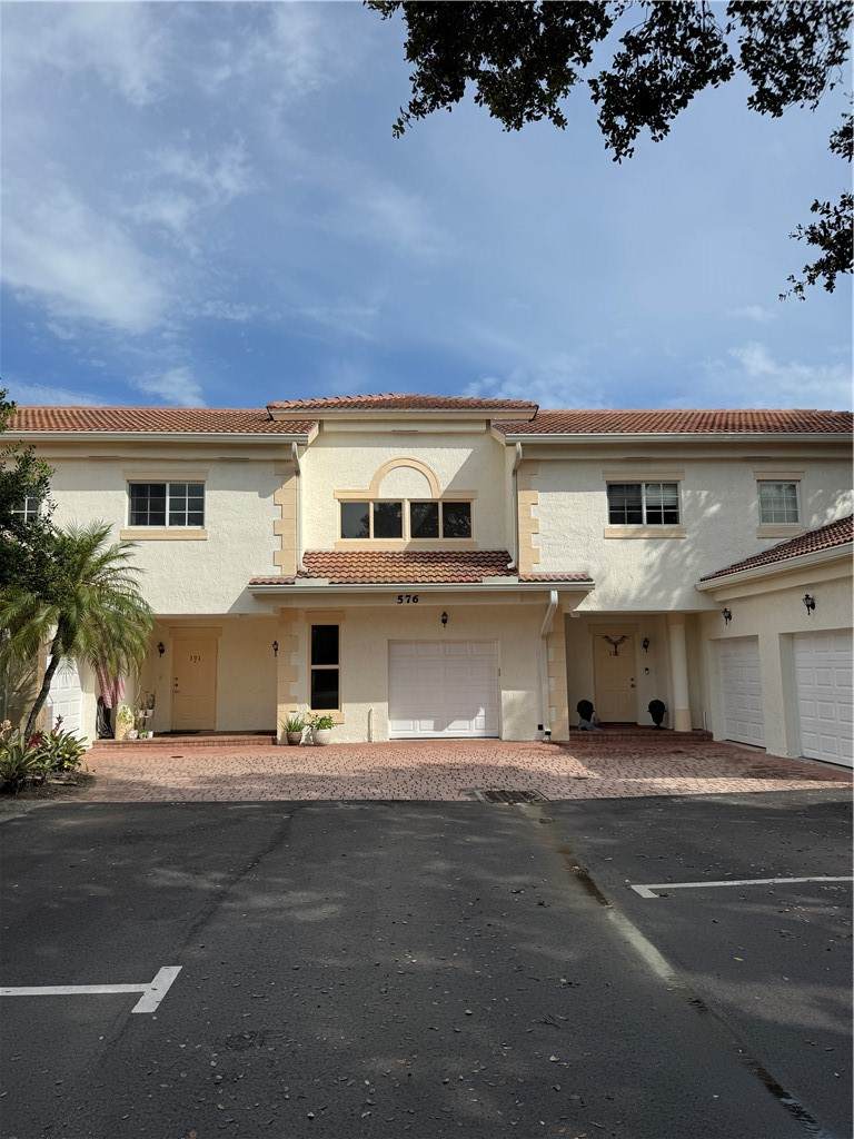 576 7th Square - Photo 1