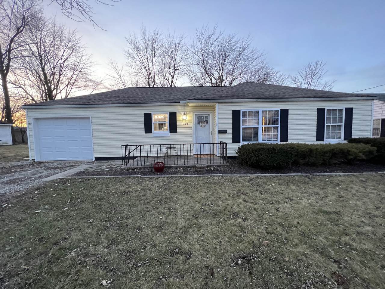 1009 Plum Street - Photo 1