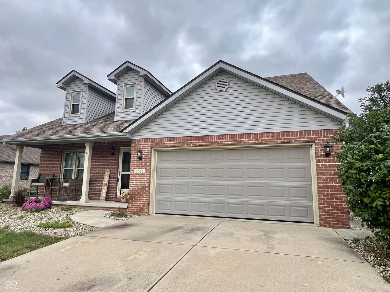 3085 Oakmont Drive - Photo 1