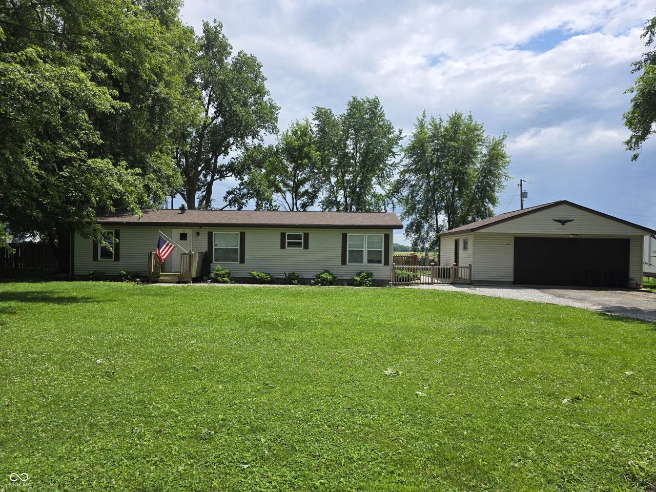 105 Cottonwood Drive - Photo 1