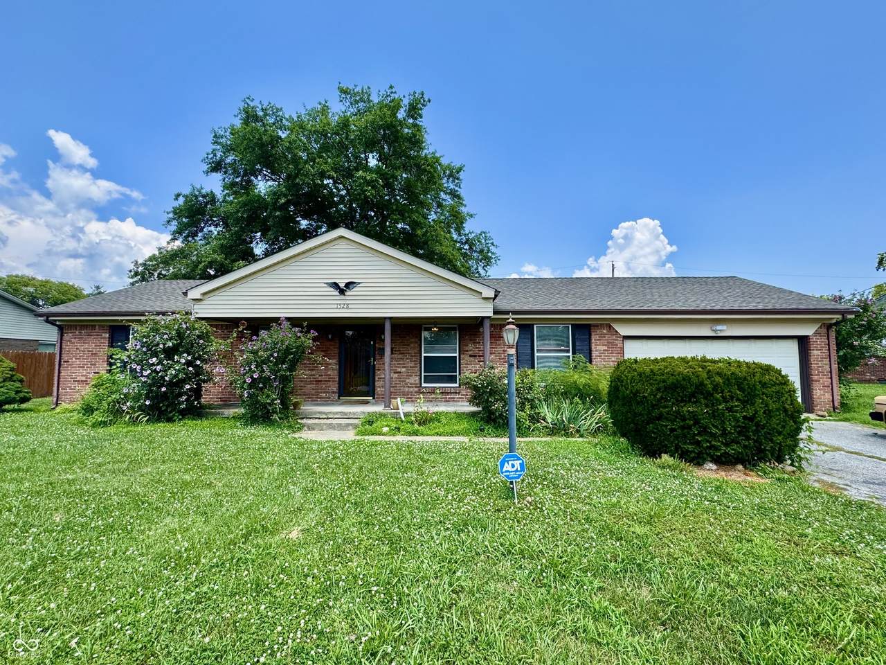 1528 Lakeview Drive - Photo 1
