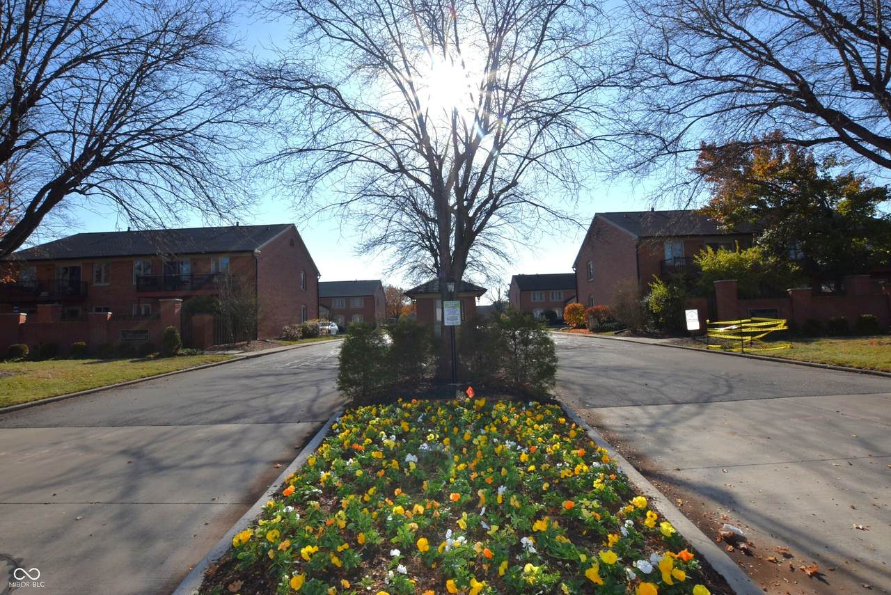 8521 Canterbury Square East - Photo 1