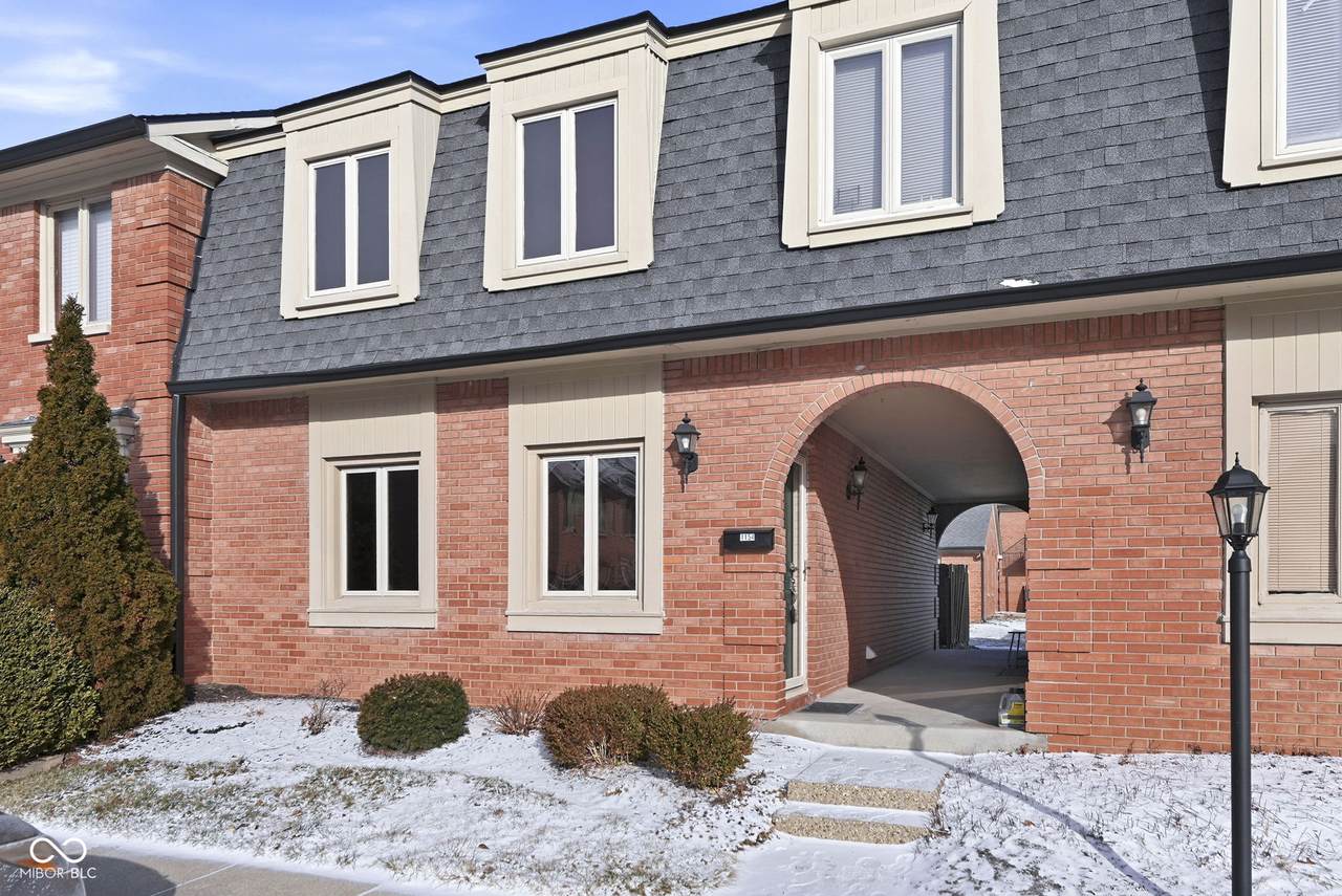 1154 Canterbury Square - Photo 1