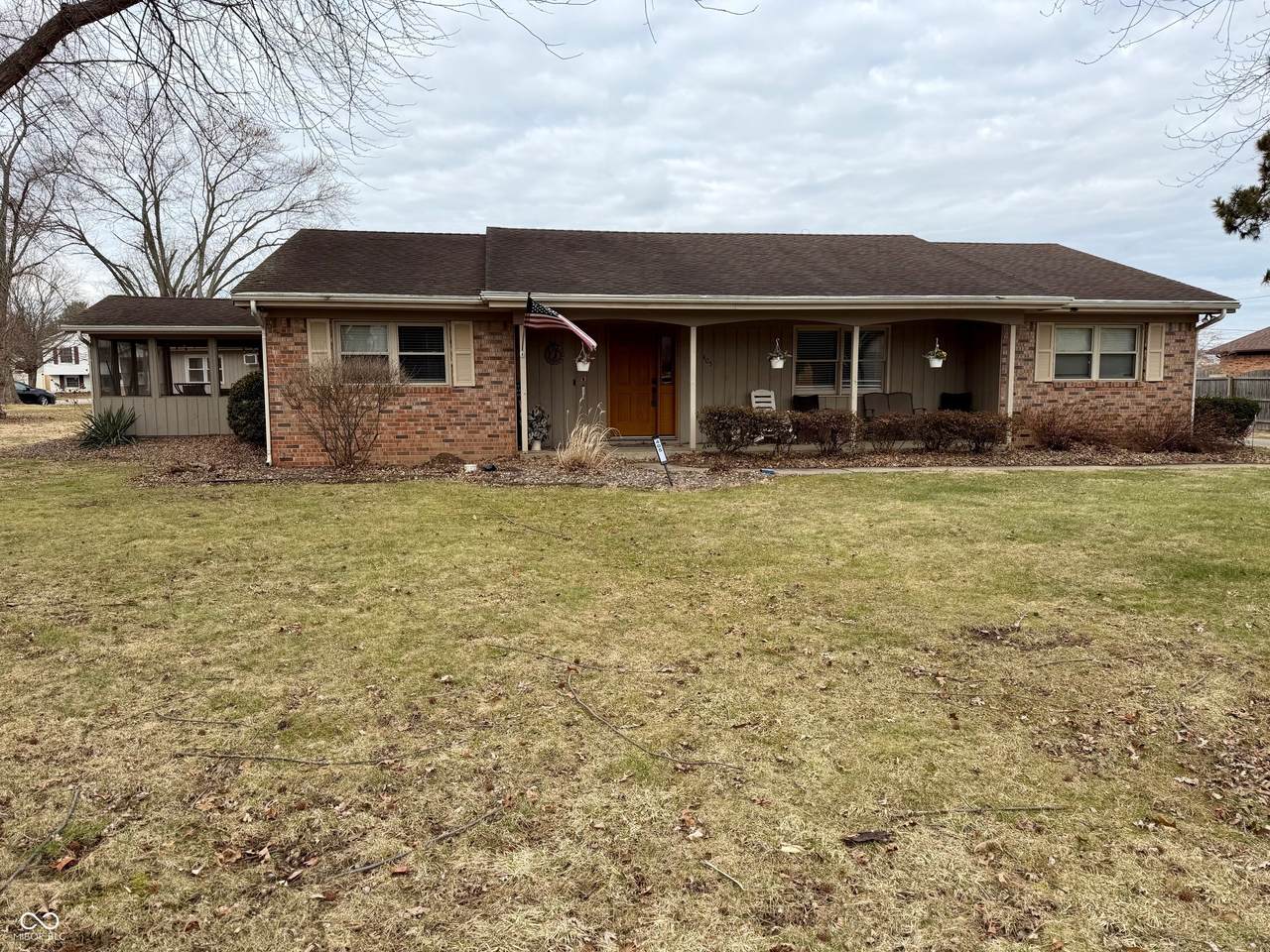 405 Greenacres Drive - Photo 1