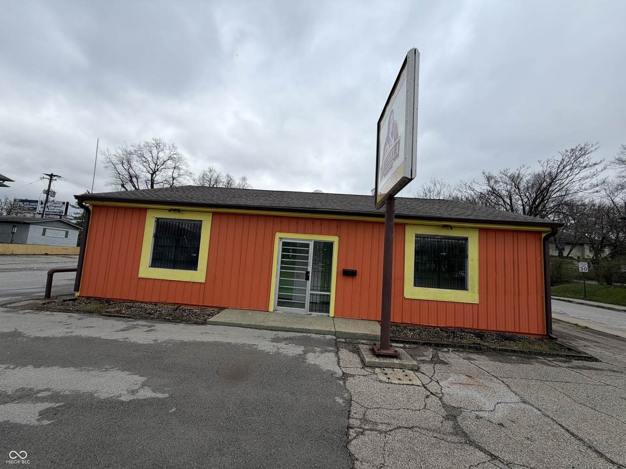 720 38th Street - Photo 1