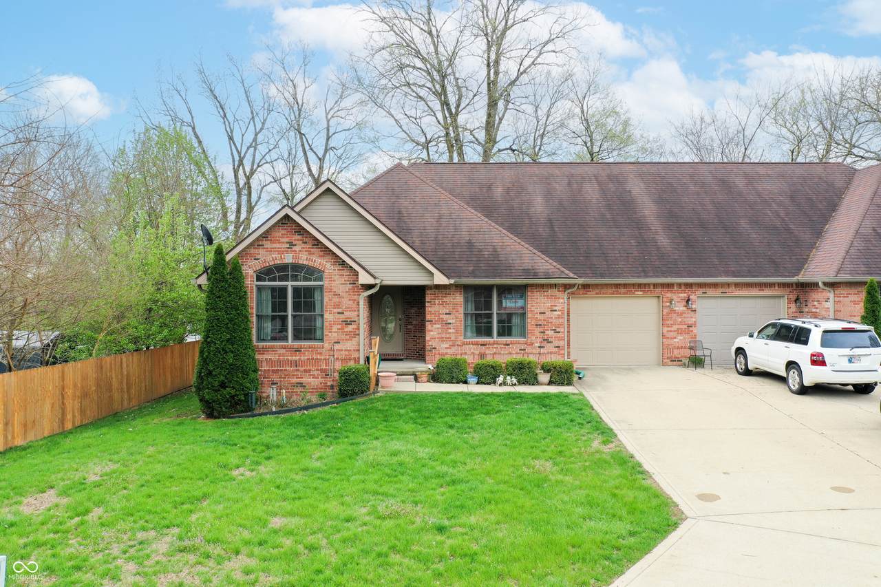 655 Mallards Crossing - Photo 1