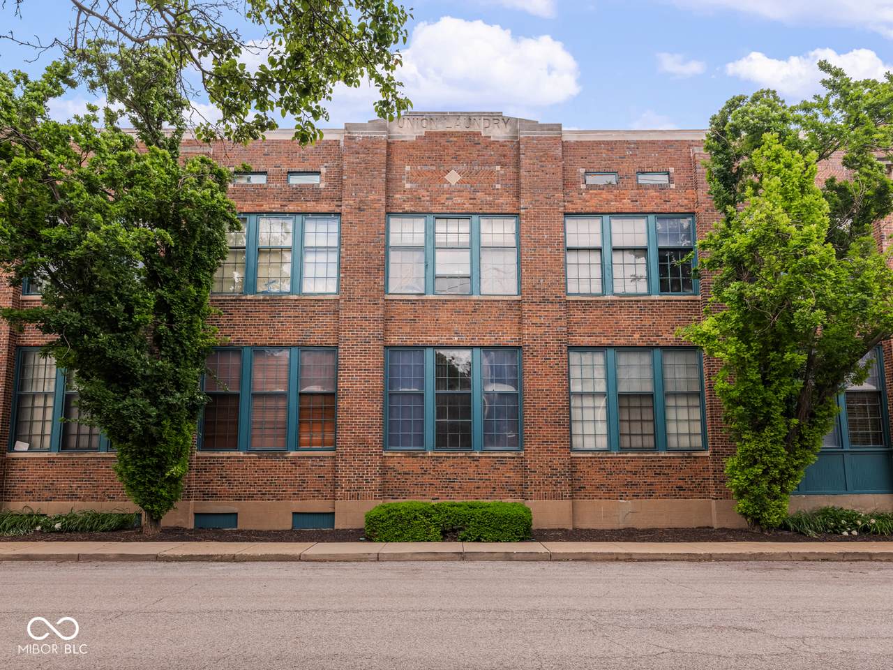 735 Lexington Avenue - Photo 1