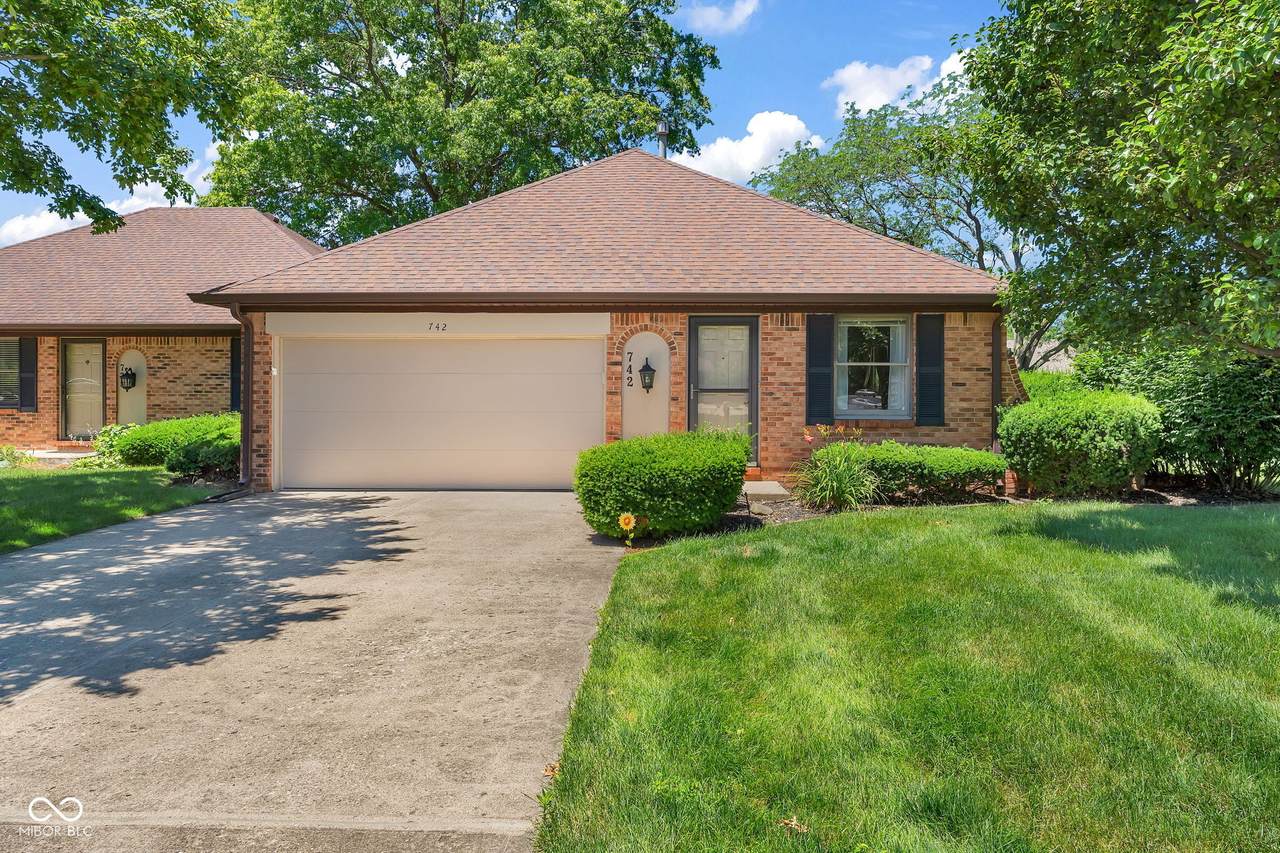 742 Eagle Parkway - Photo 1