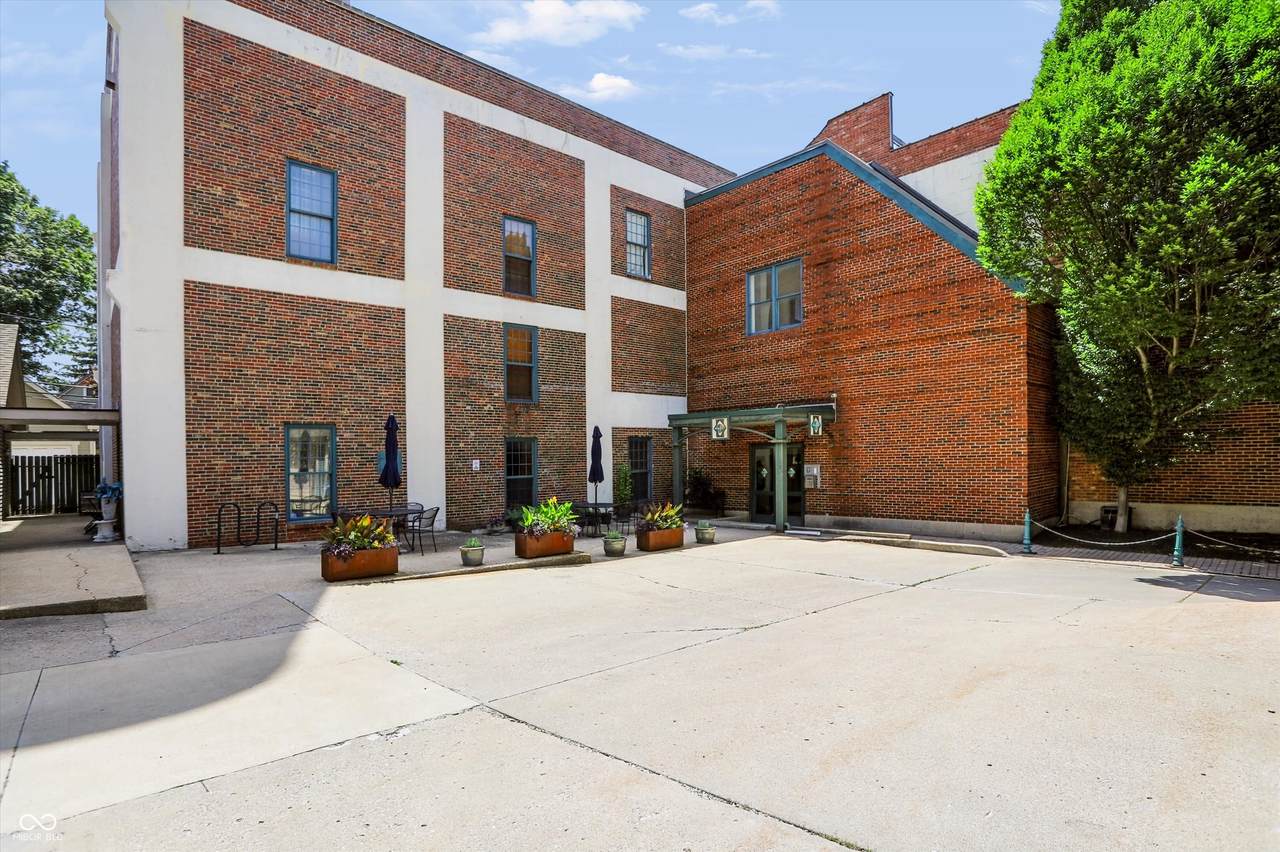 735 Lexington Avenue - Photo 1