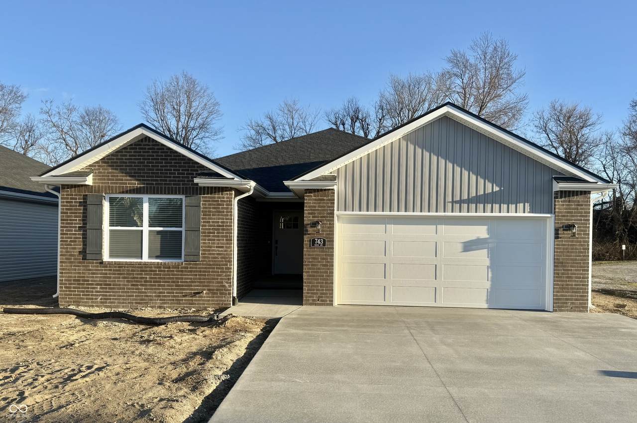 743 Maple Avenue - Photo 1