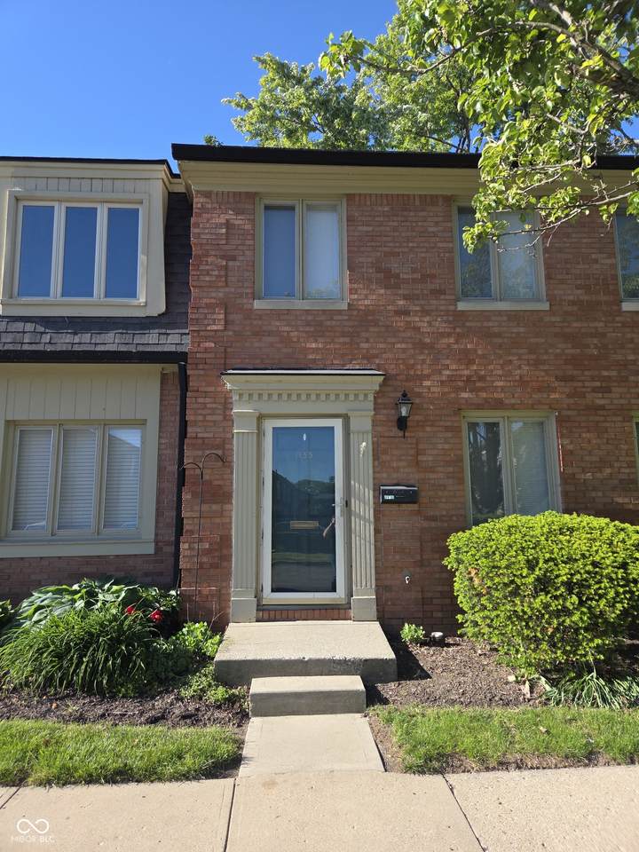 1155 Canterbury Square - Photo 1