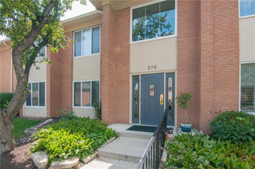 576 Hunters Drive - Photo 1