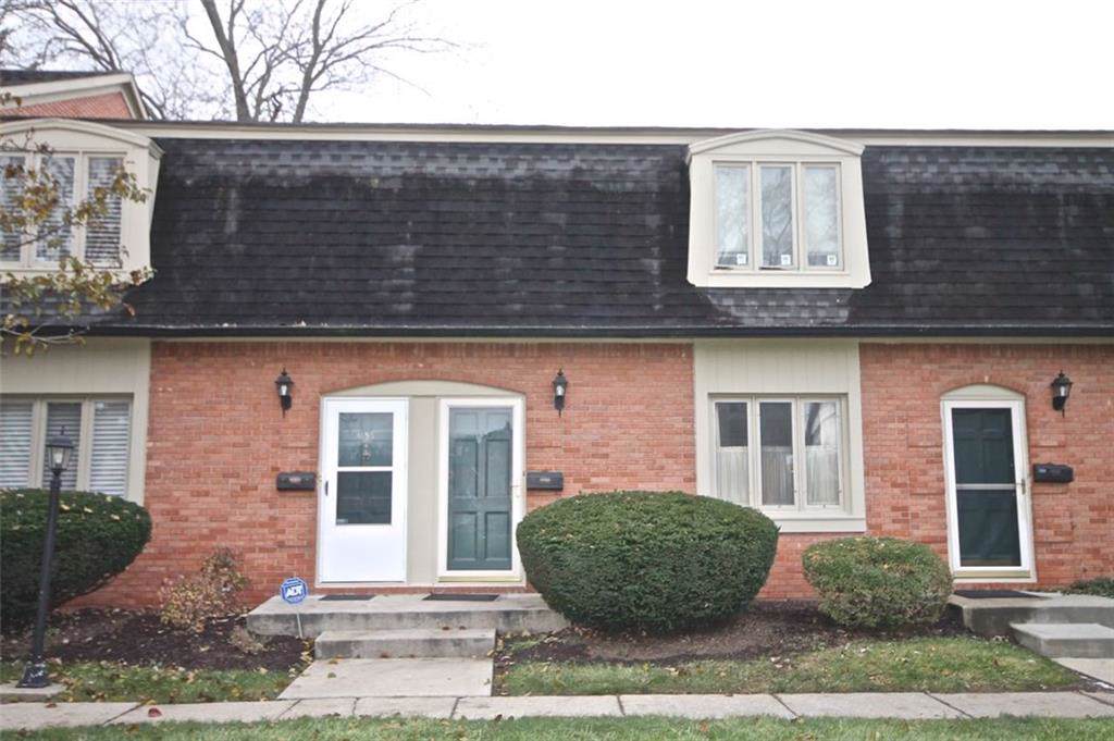 1159 Canterbury Square - Photo 1